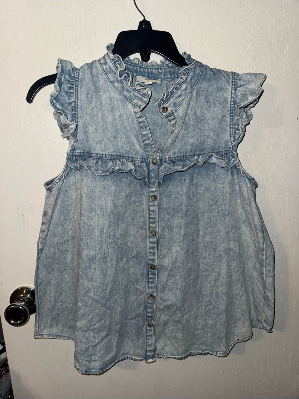 entro Light Blue Ruffle Denim Button-Front Sleeveless Top